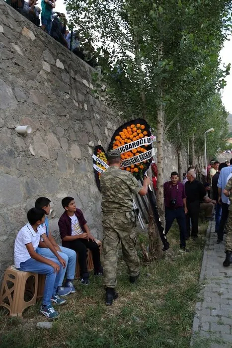 Vatandaşlar Kılıçdaroğlu’nun çelengini görünce
