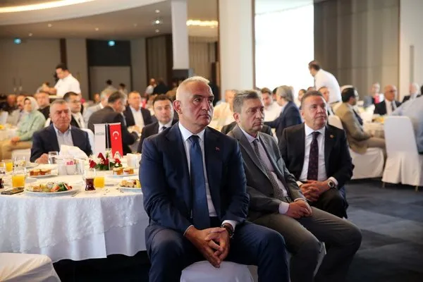 bakan-ersoy-turkiyenin-2025-turizm-hedefi-64-milyar-dolar-gelir-1747989263751.jpg