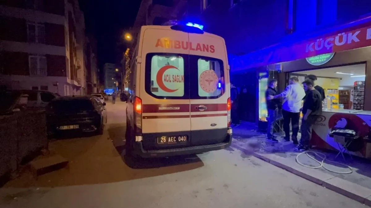 Eskişehir'de gece yarısı dehşet! Bıçaklı kavgada 16 yaşındaki çocuk yaralandı: Polis saldırganların peşinde Eskişehir'de gece yarısı dehşet! Bıçaklı kavgada 16 yaşındaki çocuk yaralandı: Polis saldırganların peşinde
