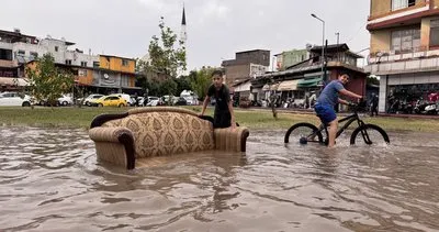 Adana’da sağanak sele döndü! Cadde ve sokaklar göle döndü araçlar suda sürüklendi