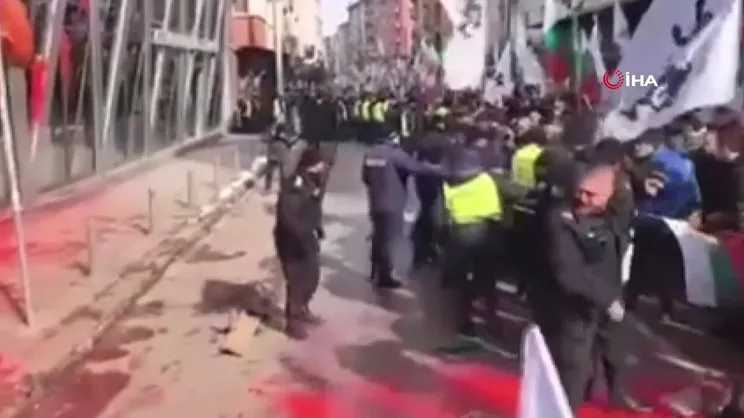 Bulgaristan’da euro karşıtı protestocular AB binasına girmeye çalıştı | Video