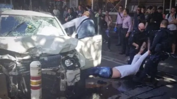 Kalabalığın arasına dalan araç yayaları ezdi!
