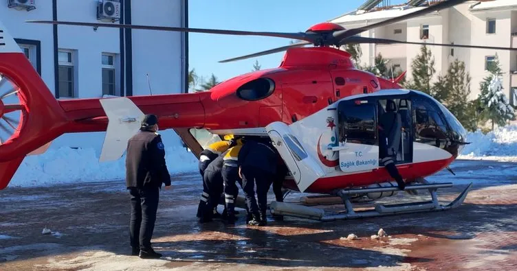Hamile kadın helikopterle hastaneye ulaştırıldı