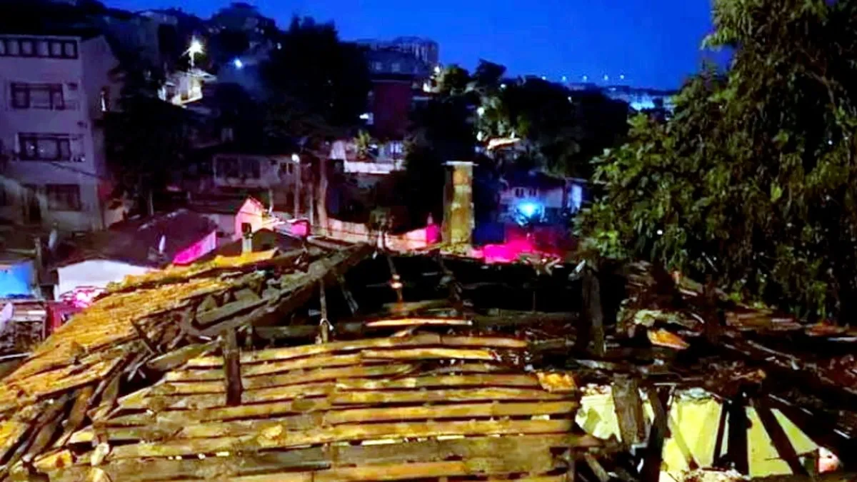 Gaziosmanpaşa'da gecekondu yangını sonrası oluşan manzara