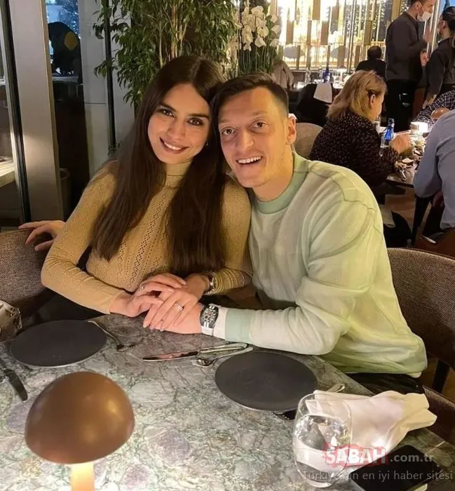 Ünlü futbolcu Mesut Özil’den tescilli güzel eşi Amine Gülşe ve kızlarıyla aile pozu!