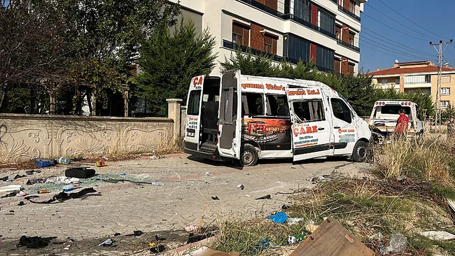 konyada-minibus-ile-otomobil-carpisti-9-yarali-1791474423745.jpeg