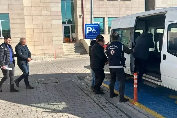 erzincanda-yolcu-otobusu-deposunda-7-yabanci-uyruklu-kacak-yakalandi-1674980659723.jpg