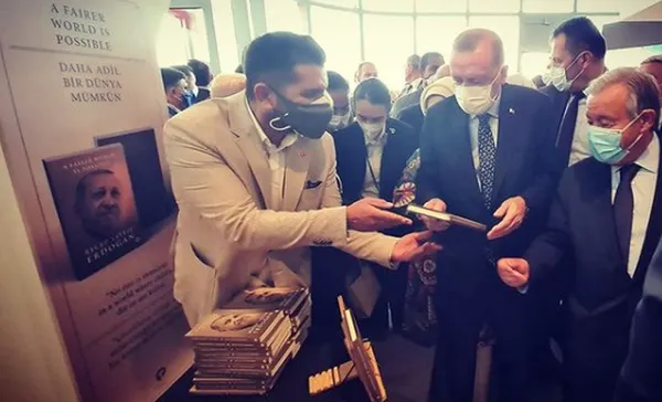 baskan-erdogan-daha-adil-bir-dunya-mumkun-kitabini-bm-genel-sekreteri-guterres-icin-imzaladi-1632162908337.jpg