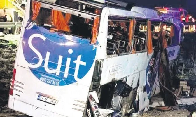 Sürücüsü uyudu, otobüs şarampole devrildi: 2 ölü, 34 yaralı