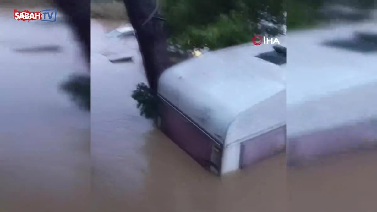 Gökçeada’da sel! Araçlar ve evler sular altında kaldı, toprak kayması yolları kapattı | Video videosunu izle Gökçeada’da sel! Araçlar ve evler sular altında kaldı, toprak kayması yolları kapattı | Video videosunu izle