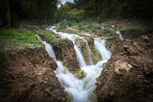 20-yil-sonra-mucize-gibi-geri-dondu-sindirgida-depremle-birlikte-kuruyan-pinar-yeniden-akmaya-basladi-1761806544881.jpeg