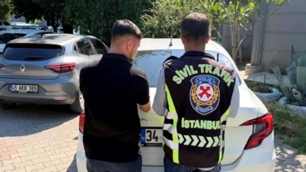 Yolda yayaya küfredip darp eden sürücü ve yolcuya 360 bin lira ceza kesildi Yolda yayaya küfredip darp eden sürücü ve yolcuya 360 bin lira ceza kesildi