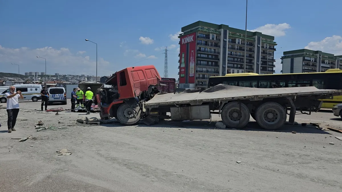 Bursa'da meydana gelen trafik kazasında hurdaya dönen araçlar ve olay yeri inceleme ekipleri