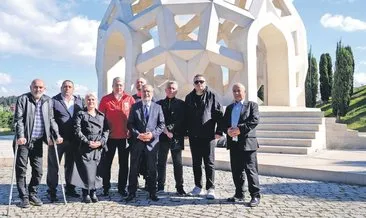 Mahşerde de ellerimiz yakasında olacak