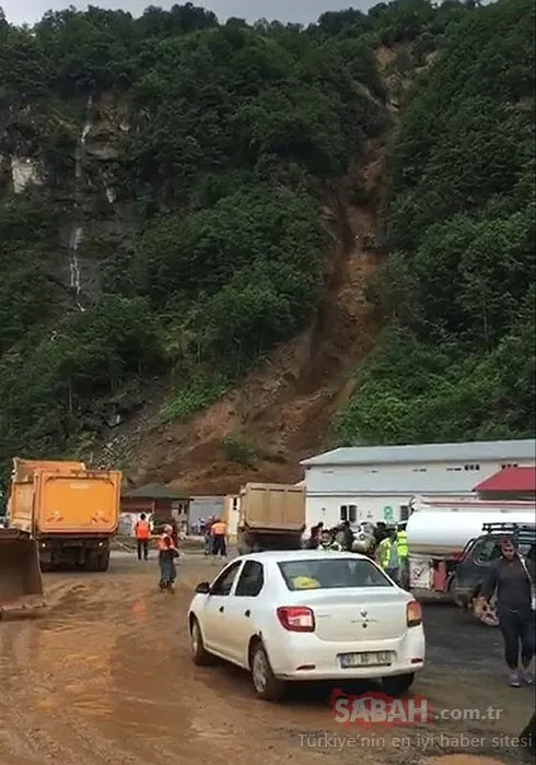Rize'de heyelan anı kamerada...