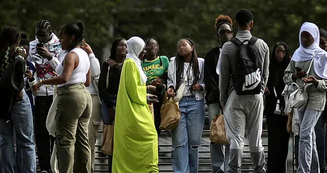 Fransa’da abaya yasağı: Öğrencilerden tepki! Fransa’da abaya yasağı: Öğrencilerden tepki!