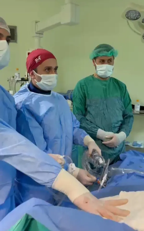 agrida-daha-once-21-kez-ameliyat-olan-hastanin-bobreginden-295-tas-parcasi-cikarildi-1770133796514.jpg