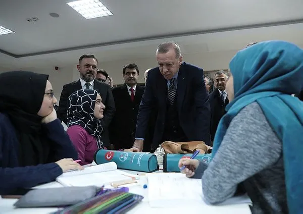 Başkan Erdoğan millet kıraathanesinde gençlerle bir araya geldi