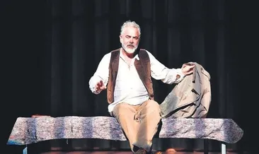 Okur, tiyatro gününde yine sahnedeydi