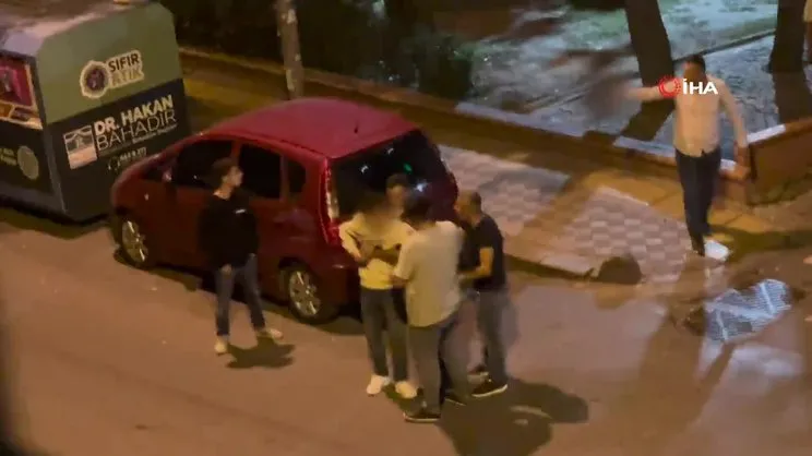 Annesine el kaldıran genci amcası ve babası sokak ortasında böyle darp etti