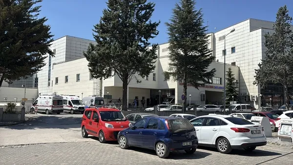 boluda-akilalmaz-olay-dugun-salonunda-iki-aile-birbirine-girdi-damat-bayginlik-gecirip-1782551246651.jpg