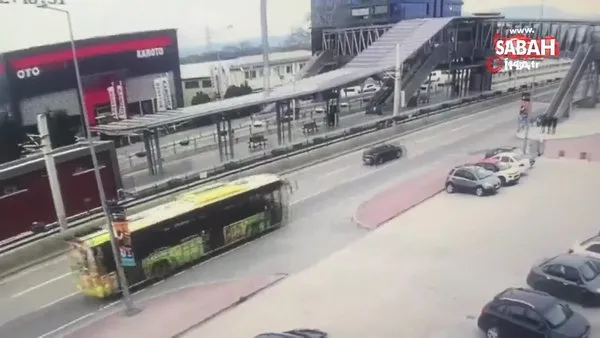 Belediye otobüsünün bariyerlere ok gibi saplandığı kaza kamerada | Video
