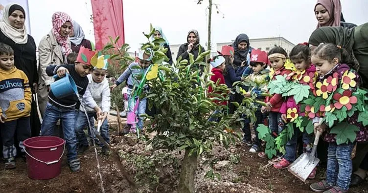 Hatay’da Suriyeli yetimler ağaç dikti