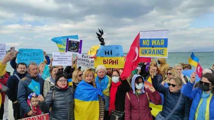 Kuşadası’nda Ukraynalılar, Rusya’yı protesto etti