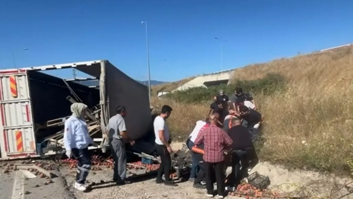 Freni patlayan şeftali yüklü kamyon, otomobilin üzerine devrildi: 6 yaralı Freni patlayan şeftali yüklü kamyon, otomobilin üzerine devrildi: 6 yaralı