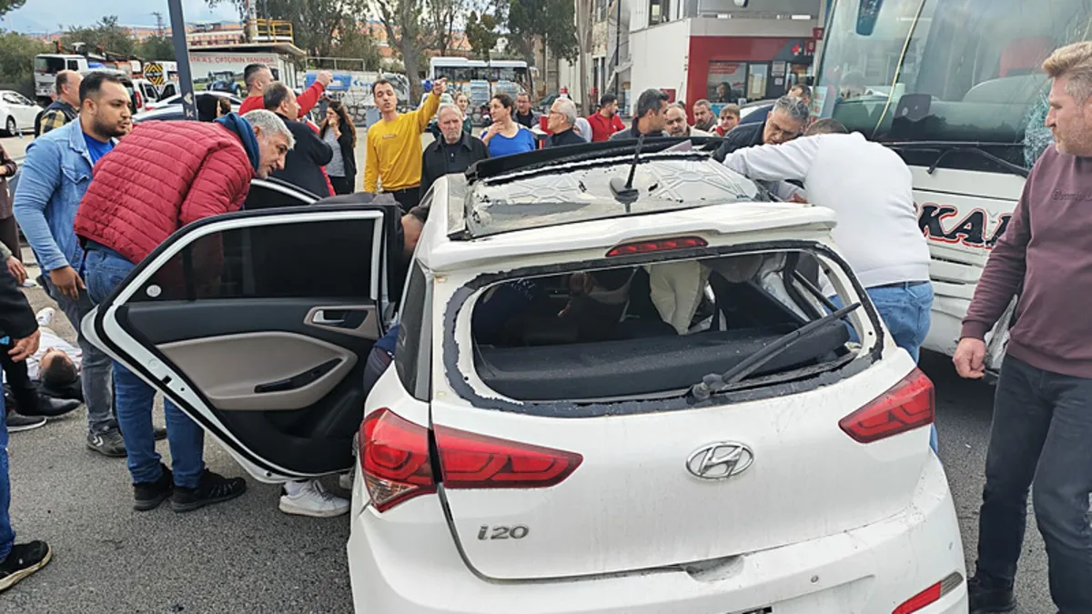 Manisa’da yolcu otobüsü otomobile çarptı: 1’i çocuk 3 kişi yaralandı! O anlar kamerada Manisa’da yolcu otobüsü otomobile çarptı: 1’i çocuk 3 kişi yaralandı! O anlar kamerada