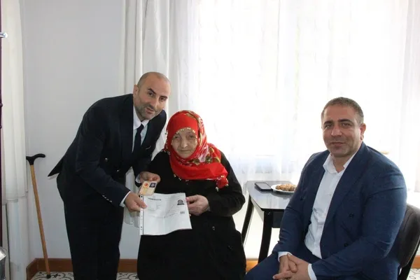 cumhuriyetle-yasit-102lik-meryem-nineye-devletten-surpriz-evinde-kimligi-yenilendi-1762843824777.jpg