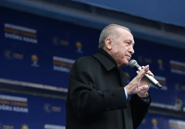 son-dakika-baskan-erdogan-ilk-mitingini-yapti-emperyalistlerin-tetikcisi-bay-bay-kemal-londradan-kac-para-aldi-1681819949940.jpg
