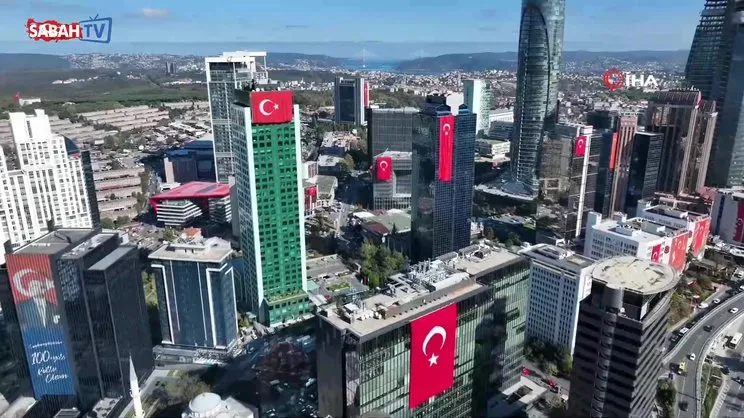 İstanbul'da dev Türk bayrakları ile giydirilen gökdelenler kamerada