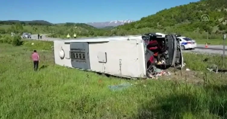 Erzincan’da yolcu otobüsü devrildi: 19 yaralı