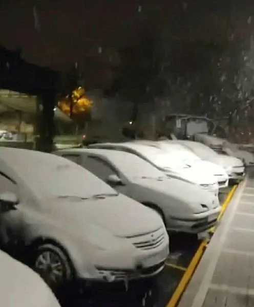 Son dakika: İstanbul’a mevsimin ilk karı düştü: Birçok ilçe beyaza büründü! Yeni hava durumu uyarısı: ’Sarı ve turuncu’ alarm