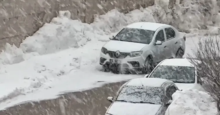 Yüksekova’da kamyonet şarampole yuvarlandı: 1 kişi yaralandı