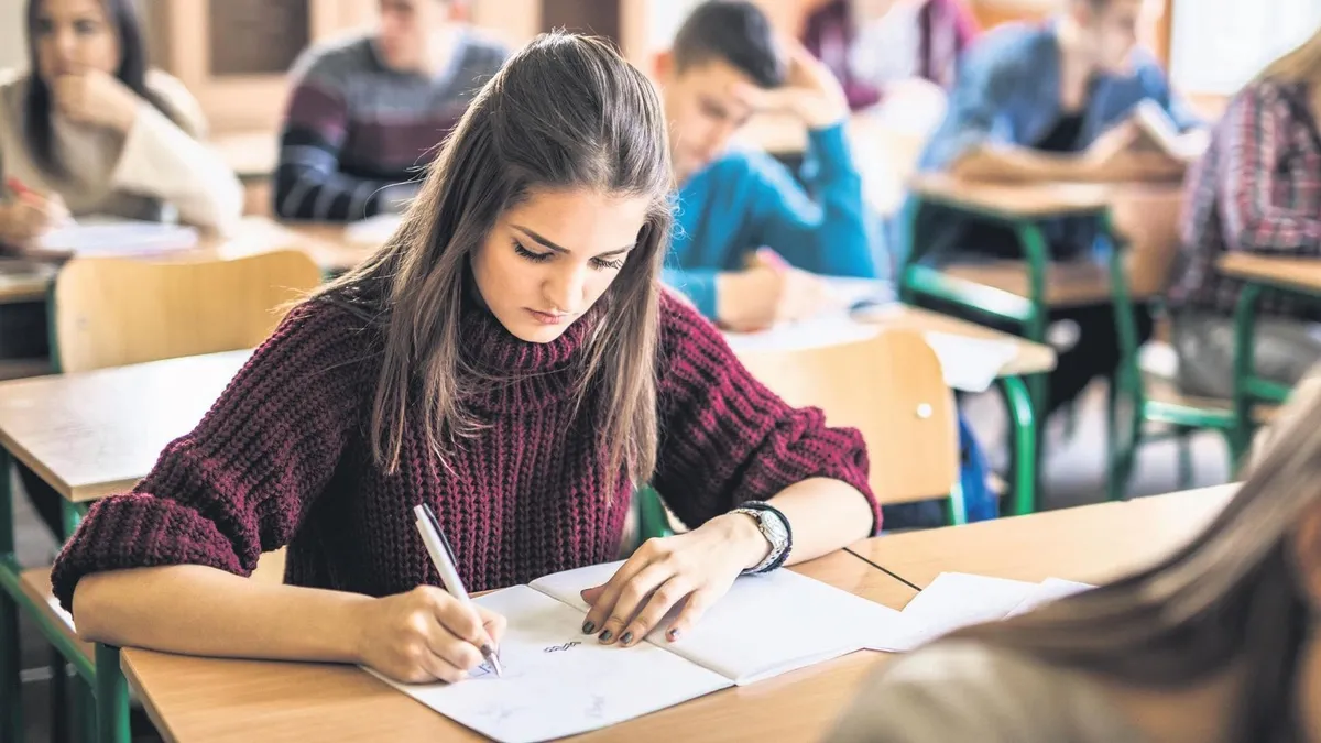 TYT sınavına hazırlanan öğrencilerin ders çalıştığı bir görsel.