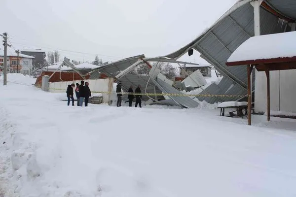 Boğazkale’de pazar yerinin çatısı kardan çöktü