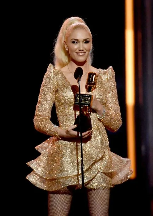 Gwen Stefani, Türk tasarımcısının elbisesini giydi