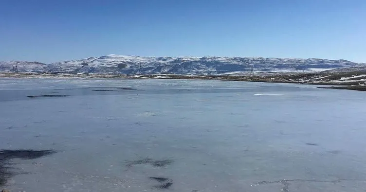 Bingöl Karlıova’da gölet buz tuttu