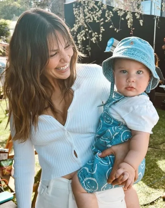 Annelik güzelliğine güzellik kattı! Aslı Enver’in sergi şıklığı hayran bıraktı!