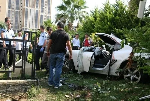 Porsche lüks sitenin bahçesine uçtu