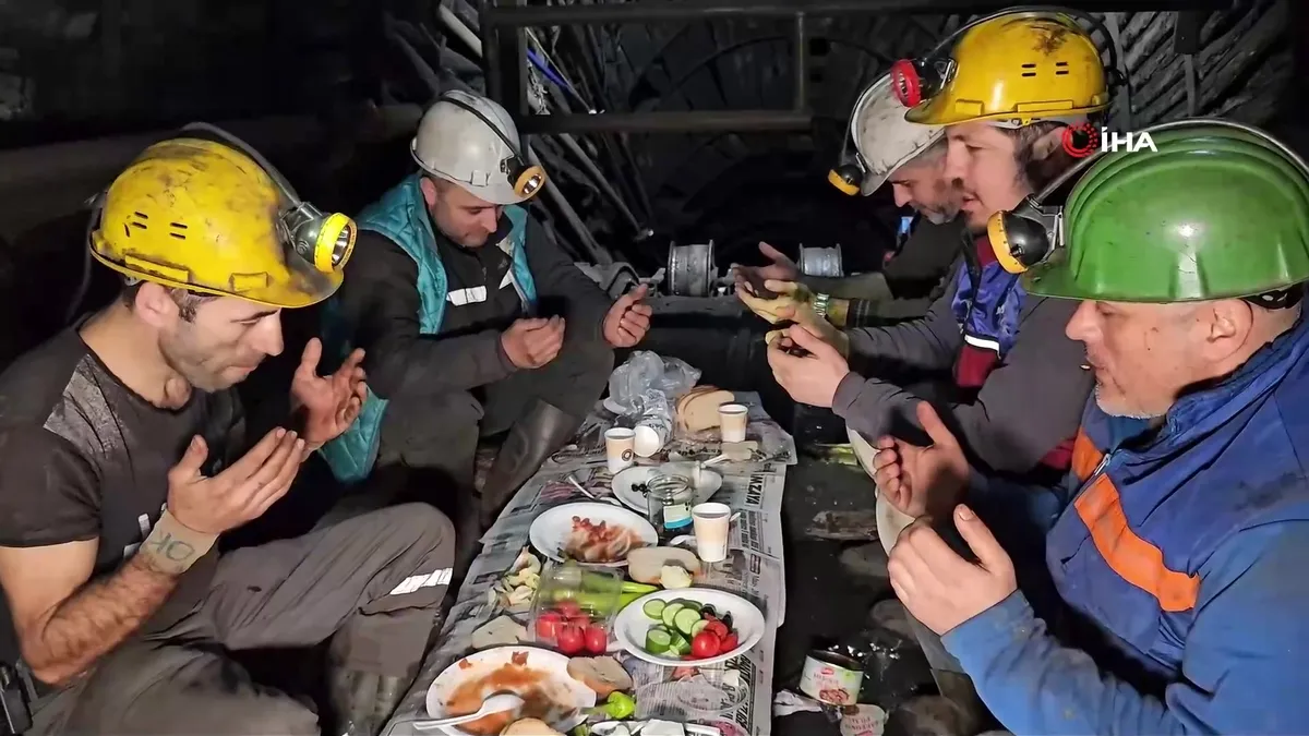 Madencilerin yerin 120 metre altında ilk sahur heyecanı | Video videosunu izle Madencilerin yerin 120 metre altında ilk sahur heyecanı | Video videosunu izle