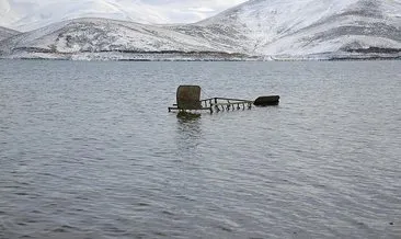 Barajın su seviyesi düştü, mezarlar ortaya çıktı