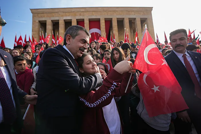 anitkabirde-23-nisan-coskusu-devlet-erkani-cocuklarla-birlikte-anitkabiri-ziyaret-etti-1745392183921.jpg Anıtkabir'de 23 Nisan coşkusu: Devlet Erkanı Anıtkabir'i ziyaret etti