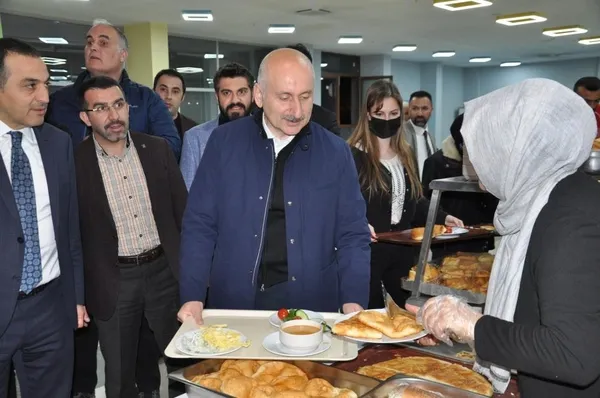 bakan-karaismailoglu-karsta-sahur-programinda-genclerle-bir-araya-geldi-1650676080147.jpg Bakan Karaismailoğlu, Kars'ta sahur programında gençlerle bir araya geldi