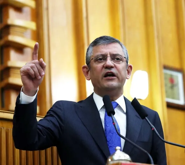 ozgur-ozelden-olay-gaf-istanbulun-fethini-bilemedi-sosyal-medyada-gundem-oldu-1787316412827.jpg