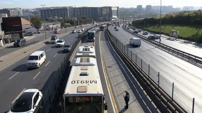 istanbul-sefakoyde-iki-metrobus-carpisti-yaralilar-var-1761035803352.jpg İstanbul Sefaköy'de iki metrobüs çarpıştı: Yaralılar var!