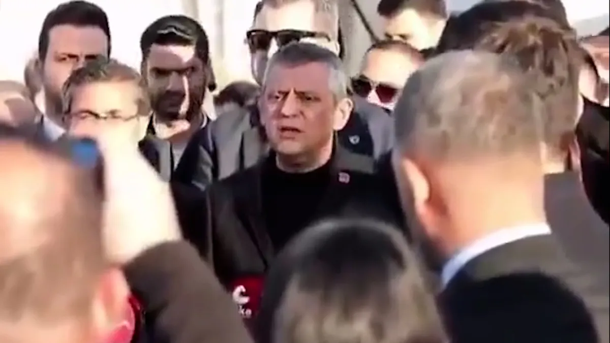 Hatay’da Özgür Özel’e protesto şoku: Apar topar uzaklaşmak zorunda kaldı | Video videosunu izle Hatay’da Özgür Özel’e protesto şoku: Apar topar uzaklaşmak zorunda kaldı | Video videosunu izle