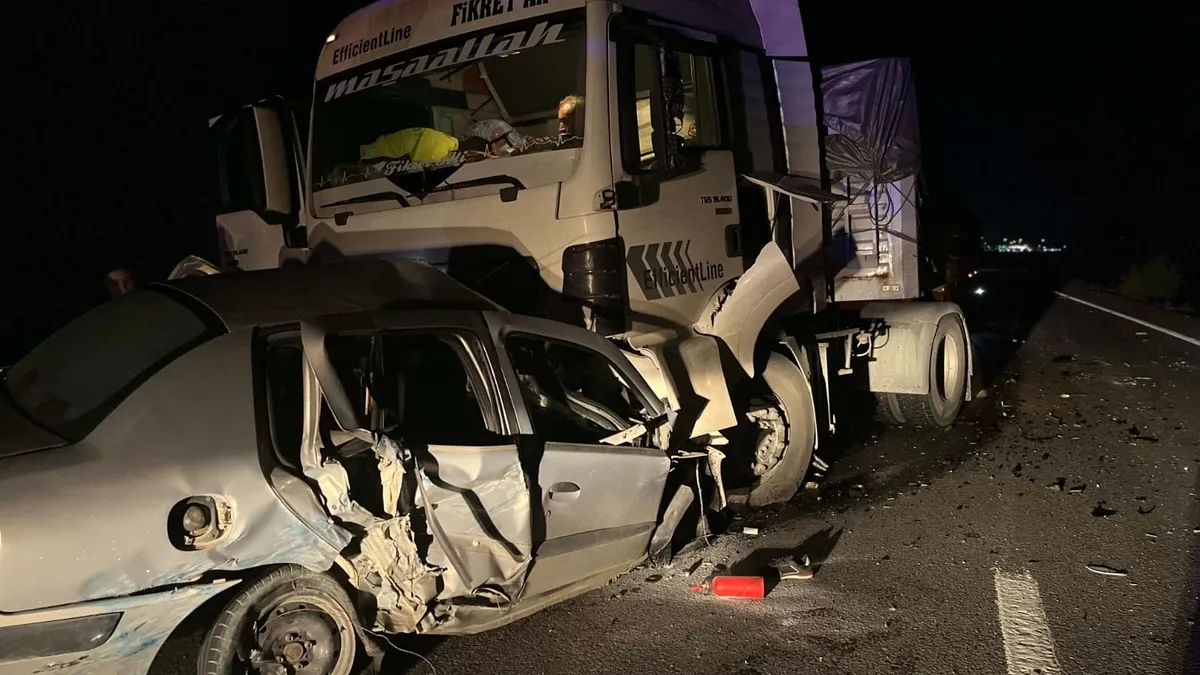TIR ile çarpışan otomobildeki çift öldü